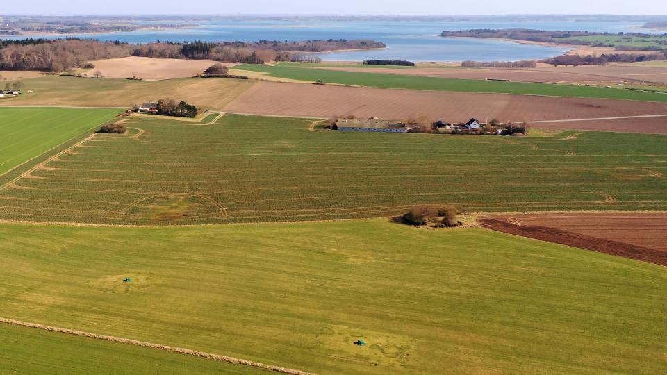 Foto af landmænd der sprøjter gift hen over og rundt om drikkevandsboringer. Foto: Jan Henningsen